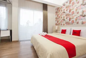 RedDoorz Plus at Riverside Malang - Chambre