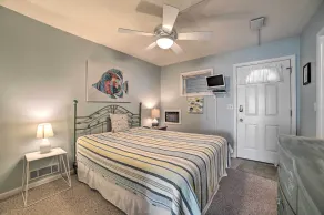 Lakefront Onekama Condo w/ Seasonal Pool! - Værelse