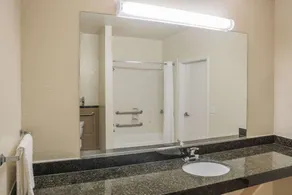 Super 8 by Wyndham Brookshire TX - Badezimmer