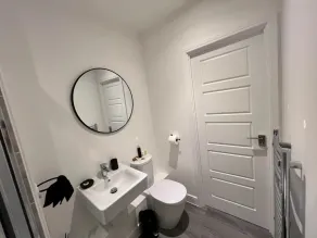 Modern 2 bedroom apartment - Bathroom