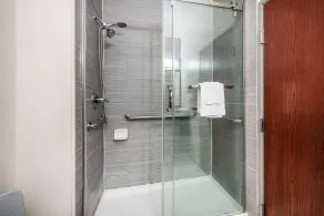 La Quinta Inn & Suites by Wyndham Fairborn Wright-Patterson - Salle de bain