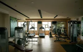 Modern Look 2Br At Lucky Tower Residence Apartment - Fitnessbereich