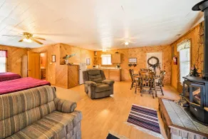 'The Burgundy Cabin' Iowa Retreat: Pond & Fire Pit - Innenbereich