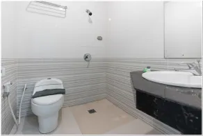 RedDoorz Plus at Hertasning Area Makassar - Badeværelse