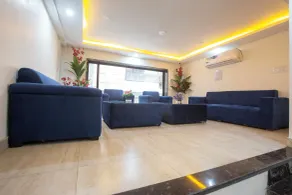 Hotel Roomsity Pride - Lobby sitting area