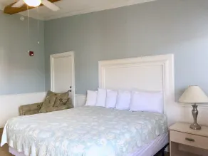 Sea And Breeze Hotel And Condo - Chambre