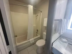 Red Roof Inn Reno - Bathroom