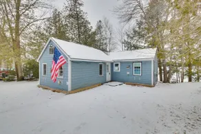 Palmyra Cottage w/ Deck on Whites Pond! - Interiör