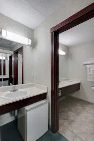 Ramada by Wyndham Nisku Edmonton Airport - Salle de bain