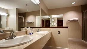 Quality Inn & Suites Carthage near Precious Moments Chapel - Salle de bain