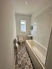 Large five bedroom home with parking, sleeps 11! - Badeværelse