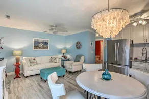 NOUVEAU! Breezy Beach Getaway Condo w / Deck + Grill! - Intérieur