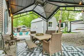 Belmont Lakehouse w/ Sandy Beach & Boating! - Intérieur