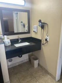 Anaheim Astoria Inn & Suites - Bathroom