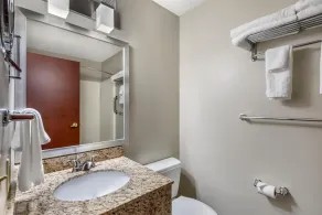 Best Western Plus Great Northern Inn - Bathroom