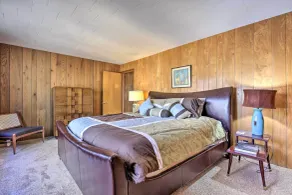 Retro Rhinelander Lake Retreat w/ Fire Pit! - Innvendig