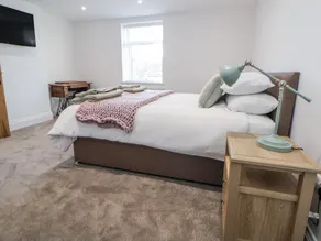 10 South Street - Camera