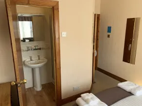 Lyndon Guest House - Baño
