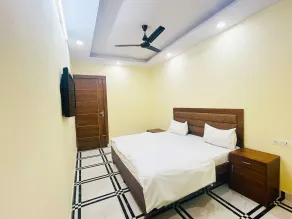 Roomshala 168 Startlight Suites - Room
