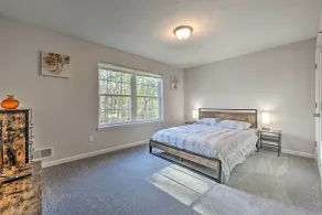Pocono Home Near Lake with Fire Pit, Game Room, Pool - Interiør