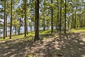 Chic Lakehouse w/ Deck & Fire Pit, Walk to Golf! - Intérieur