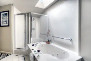 University Park Inn & Suites, an Ascend Collection Hotel - Bathroom