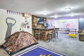 Raccoon River Retreat: Indoor Pool & Outdoor Fun! - Innenbereich