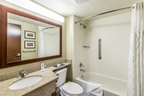 Comfort Inn Medford-Long Island - Bathroom
