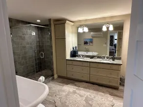 Inn on Shore Road - Bathroom