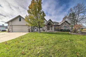 Lakefront Retreat on 18 Acres w/ Hot Tub! - Interiør
