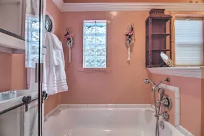 Charming Loveland Home w/ Yard, Walk to Dtwn! - Badeværelse