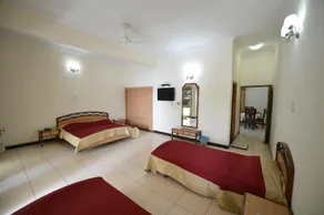 Karna Lake Tourist Resort - Zimmer