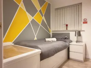Charming Liverpool Home With Gardens and Parking - Zimmer