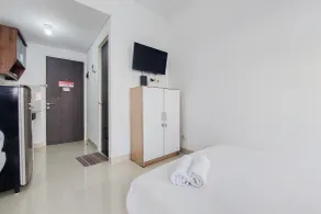 Cozy And Enjoy Living Studio Room At Serpong Garden Apartment - Room