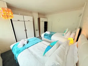 Homey 4 bedroom house for large groups - Værelse