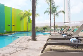 Holiday Inn Monterrey-Parque Fundidora - Piscina