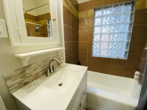 Stunning Bungalow next to UNC - Free Bikes! - Badezimmer