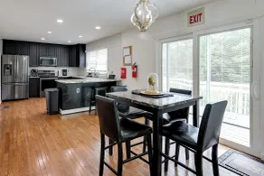 Easy Transit to DC! Family Home w/ Fenced Yard - Interiør