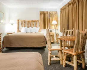 Quality Inn & Suites Mackinaw City Beachfront - Room