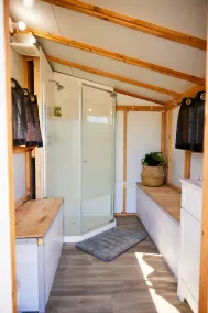 Hôtel UNIQ - Domaine Saint-Bernard - Tentes Glamping - Bathroom