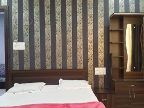 Hotel Holiday Era Opposite Railway Station - Room