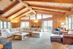 Modern Cabin Slps 7 with Games and on the resort! - Innvendig