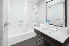 Hampton Inn & Suites Chicago Downtown - Bathroom