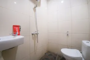 RedDoorz near TVRI Gorontalo - Bathroom