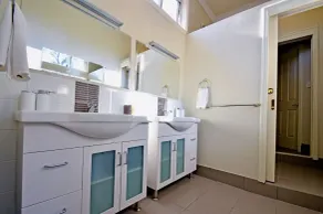 Inn The Tuarts Guest Lodge - Baño