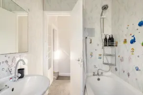 Haus mit 2 Schlafzimmern und kostenlosem Parkplatz - Badezimmer