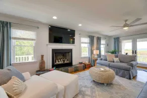 Waterfront Home w/ Screened Porch & Sunsets - Interiör