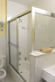 JFK Inn - Bathroom