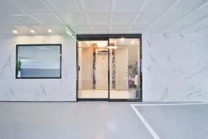 Ytt Hotel - Entrada (vista interior)