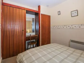 First Floor Apartment - Værelse